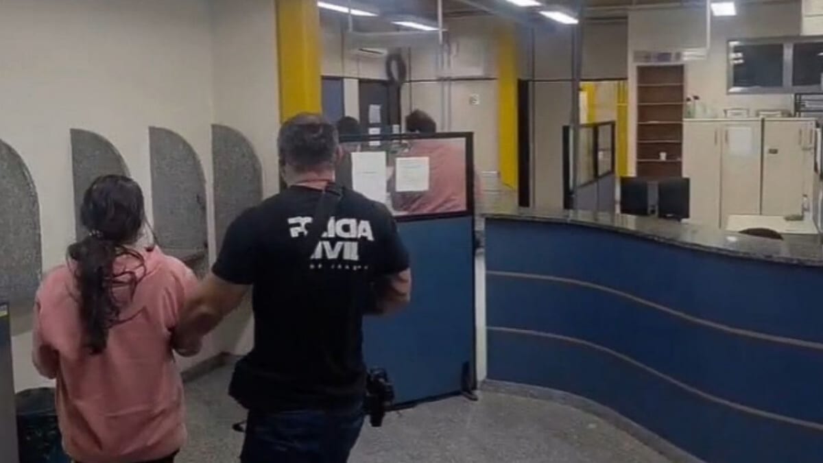 Dupla é presa por extorsão de mãe e filha em Nova Friburgo usando golpe de falsa cigana