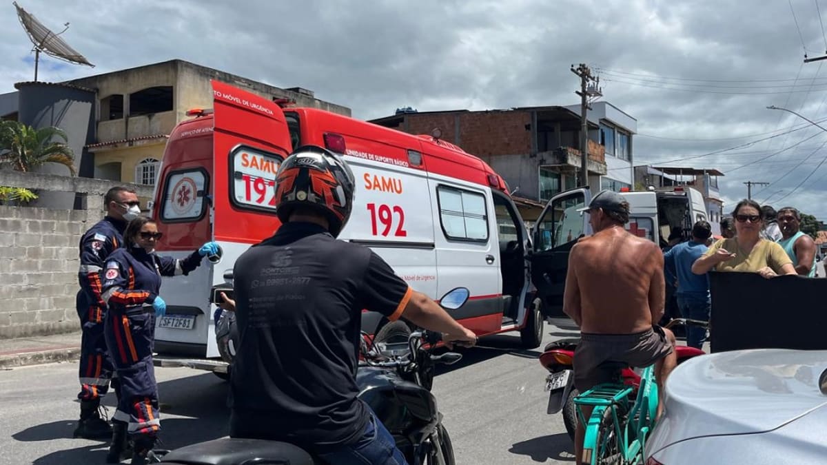 Motociclista entra sem olhar e bate em outra moto na Miguel Metri, em Piúma