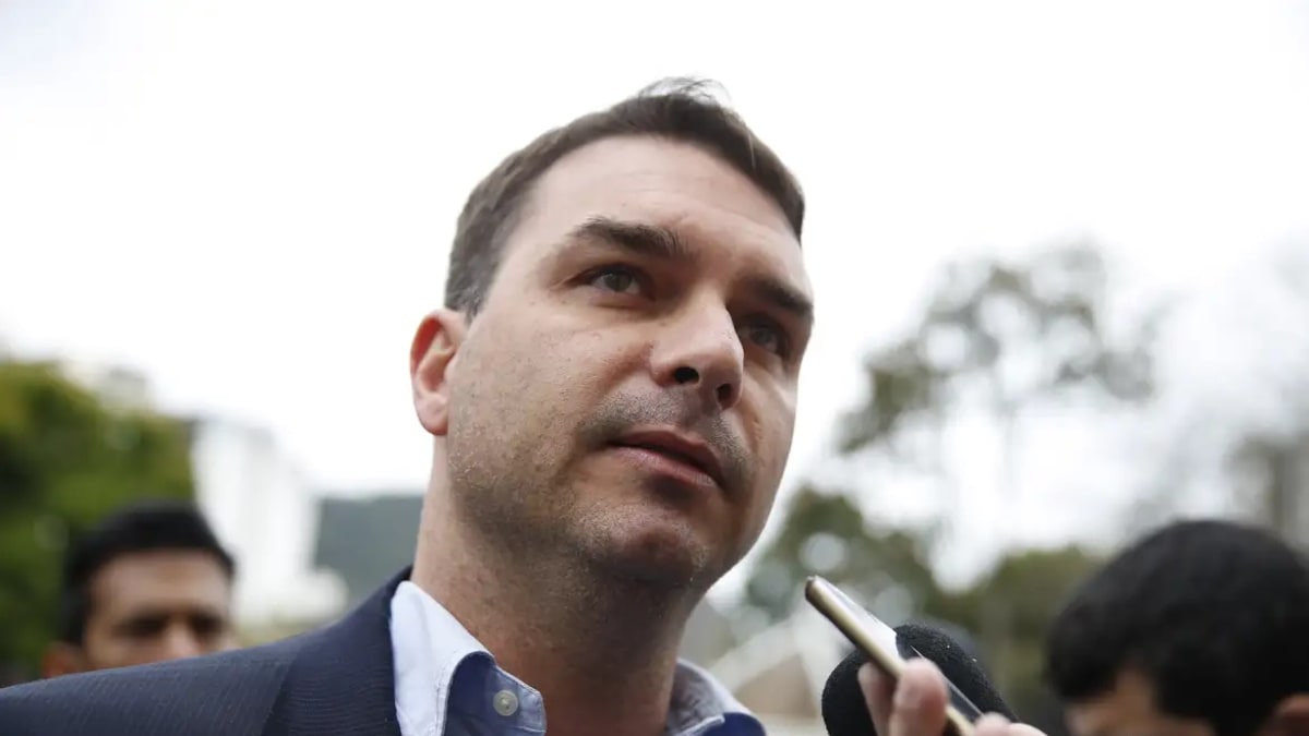 Flávio Bolsonaro é incluído como advogado de Jair Bolsonaro em processo penal