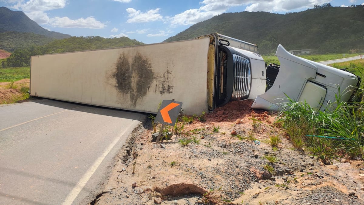 Acidente entre carro e carreta bloqueia SC-108 em Guaramirim