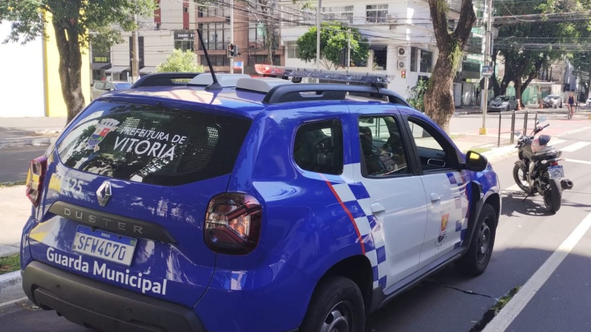 Homem é baleado no braço após perseguição entre carro e moto em Vitória