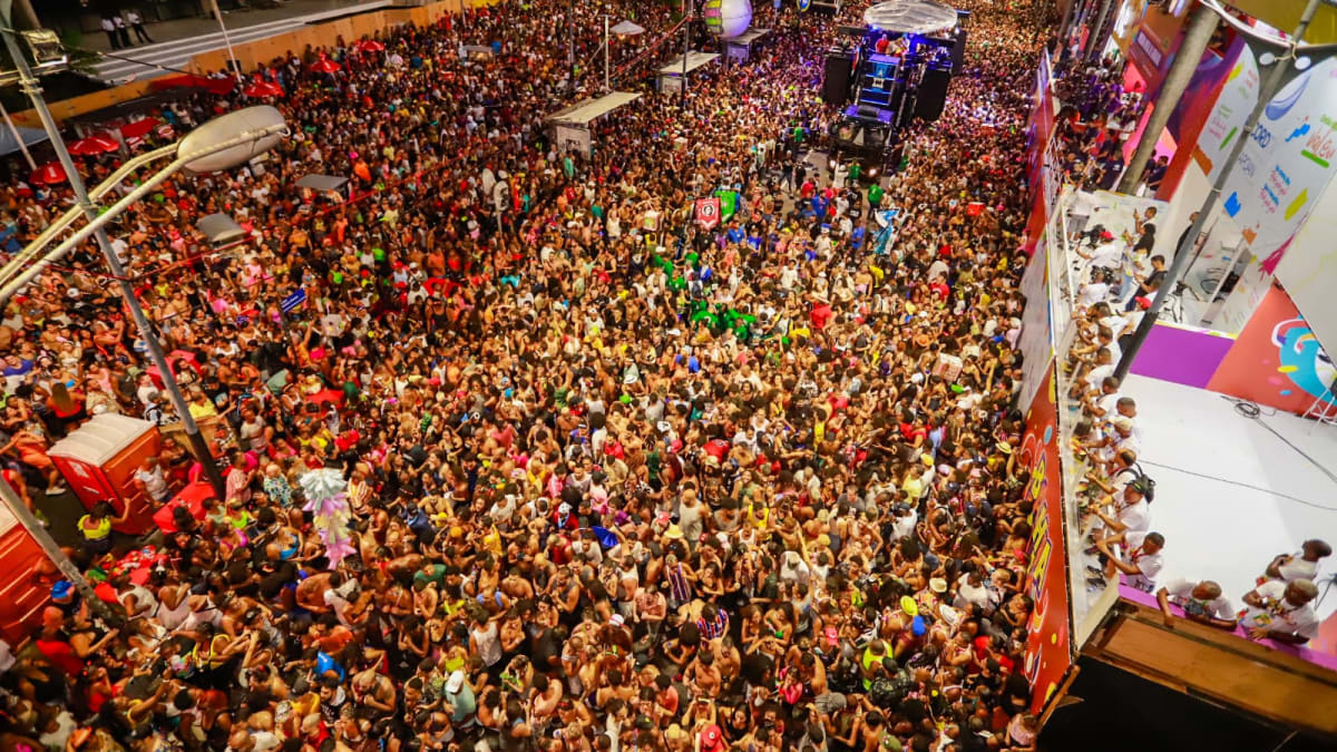 Superlotação e tumultos no Carnaval 2026 reacendem debate sobre segurança em eventos de massa