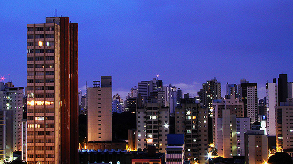 Justiça determina indenização a moradora barrada em assembleia por inadimplência contestada