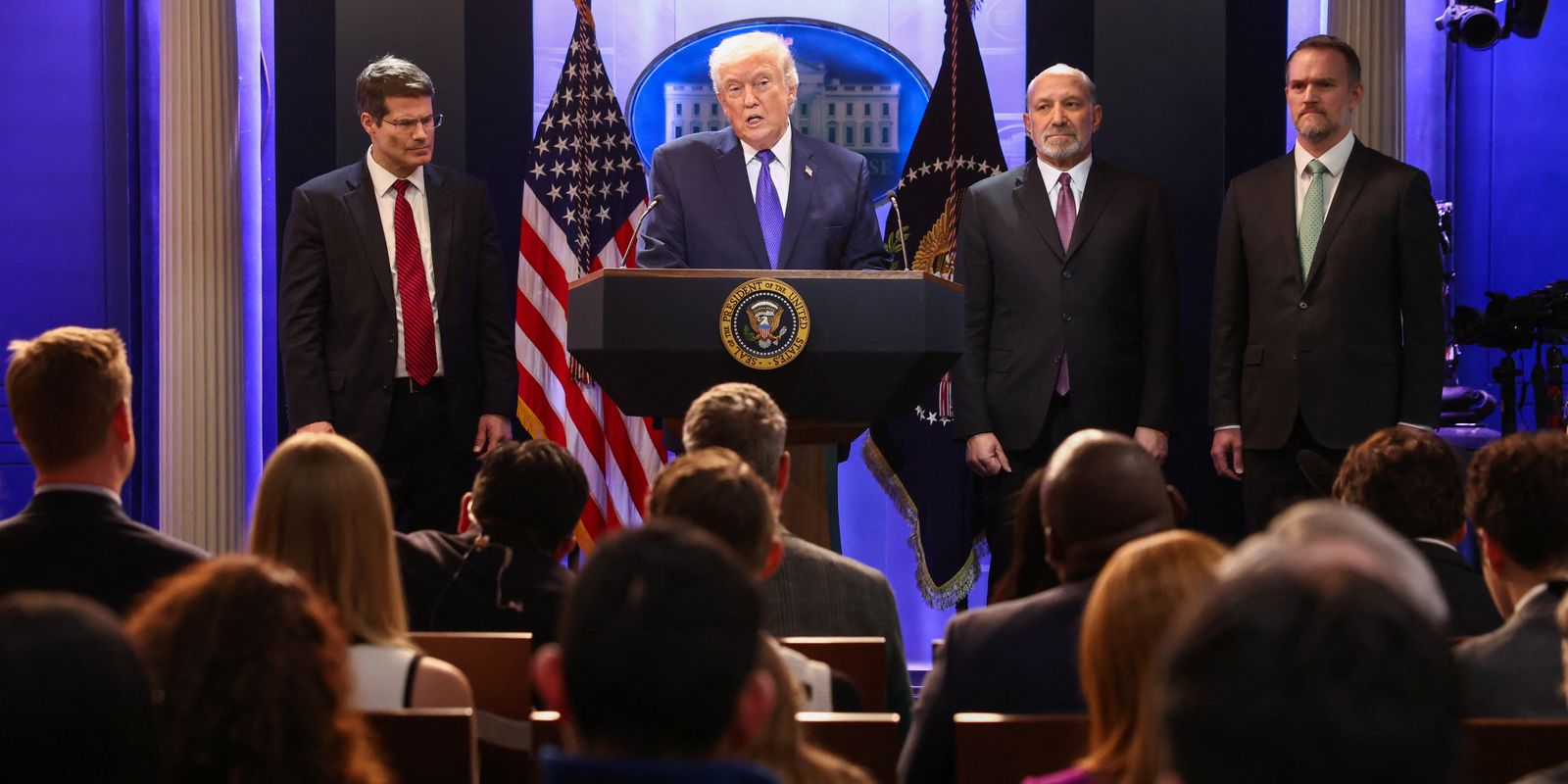 Trump anuncia corte total do comércio com Espanha