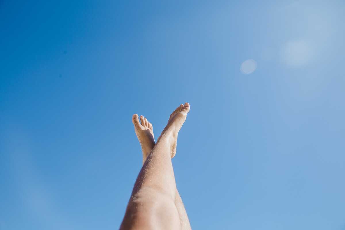 Exposição das partes íntimas ao sol volta a ser tendência, mas especialistas alertam para riscos