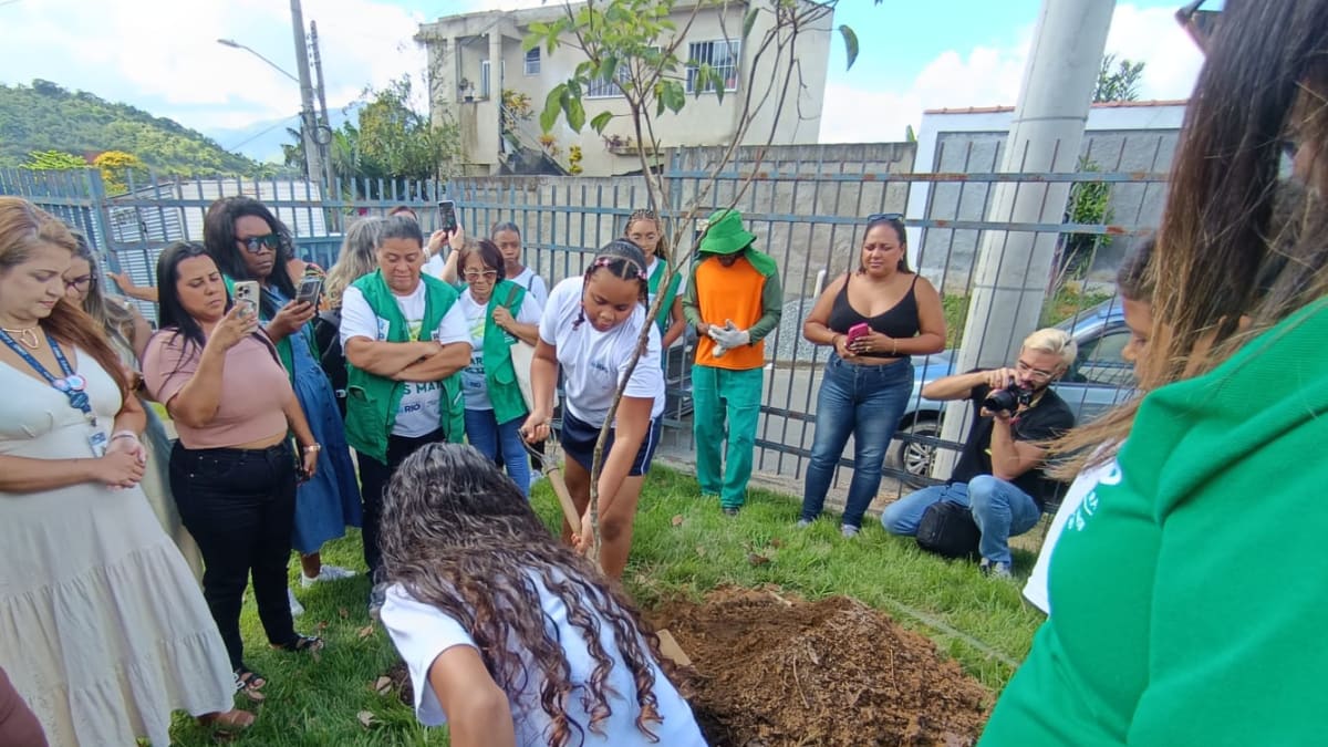 Escola Municipal de Campo Grande recebe plantio de 71 mudas pelo programa Bosques Cariocas