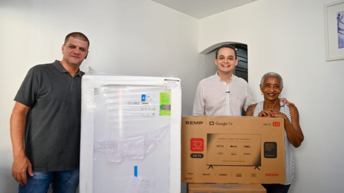 Prefeitura de Vitória entrega melhorias habitacionais para família Assunção