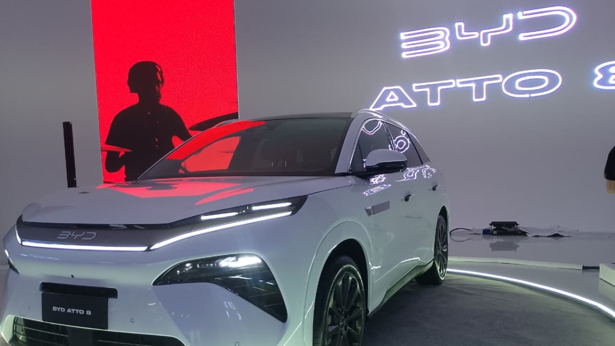 BYD lança SUV híbrido Atto 8 com capacidade para sete passageiros em São Paulo