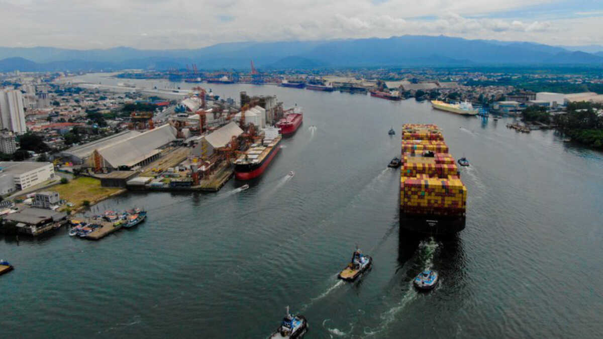 Motorista sobrevive após contêiner cair sobre cabine de caminhão em Santos