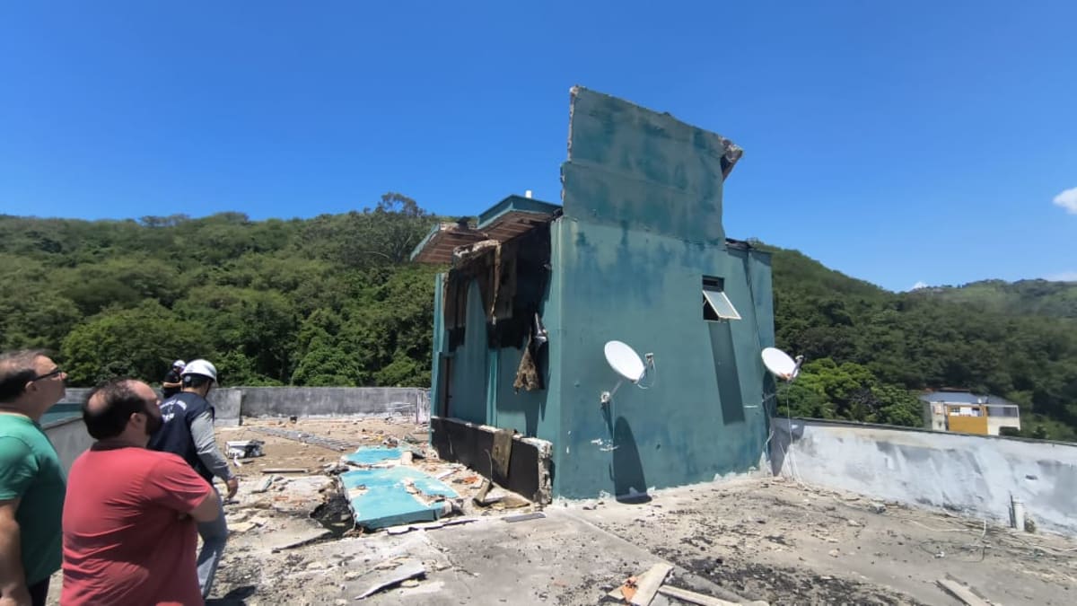 Caixa d'água se rompe em prédio de Vitória e causa alagamentos em imóveis vizinhos