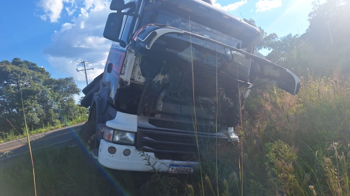 Caminhão tomba na SC-135 após motorista ouvir estouro na carga