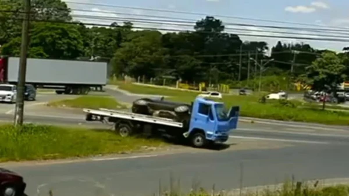 Carro cai de cima de guincho após colisão na BR-470 em Blumenau