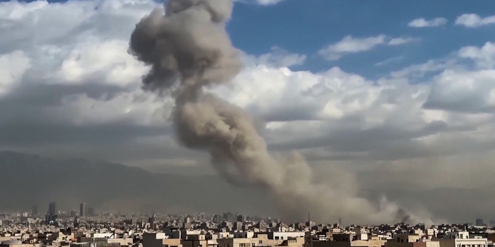 Israel intensifica ataques contra Teerã em meio a conflito com Irã