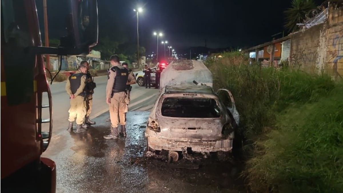 Corpo é encontrado em carro incendiado no Anel Rodoviário em Belo Horizonte