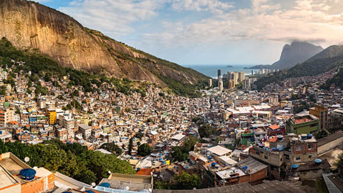 Áreas urbanizadas em favelas triplicam no Brasil em 40 anos, com destaque para Rio de Janeiro e São Paulo