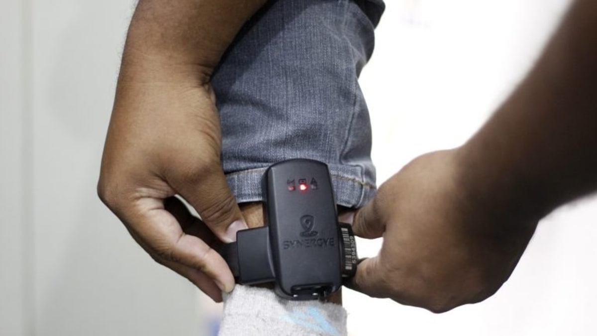 Projeto na Câmara de Salvador sugere recursos para tornozeleiras eletrônicas em casos de violência doméstica