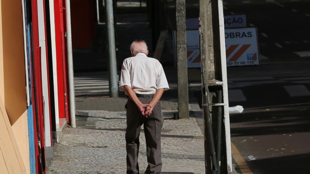 Reflexões de um homem idoso sobre mudanças, convivência e a vida na cidade
