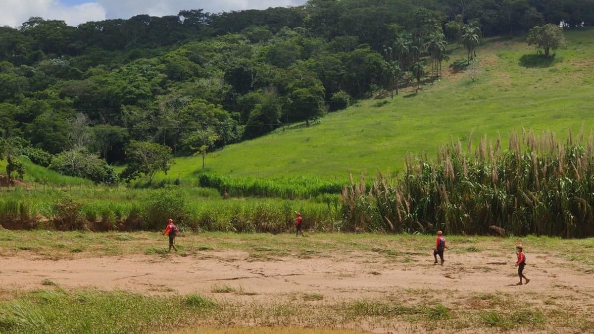 Bombeiros continuam buscas por homem desaparecido após enchentes em Ubá