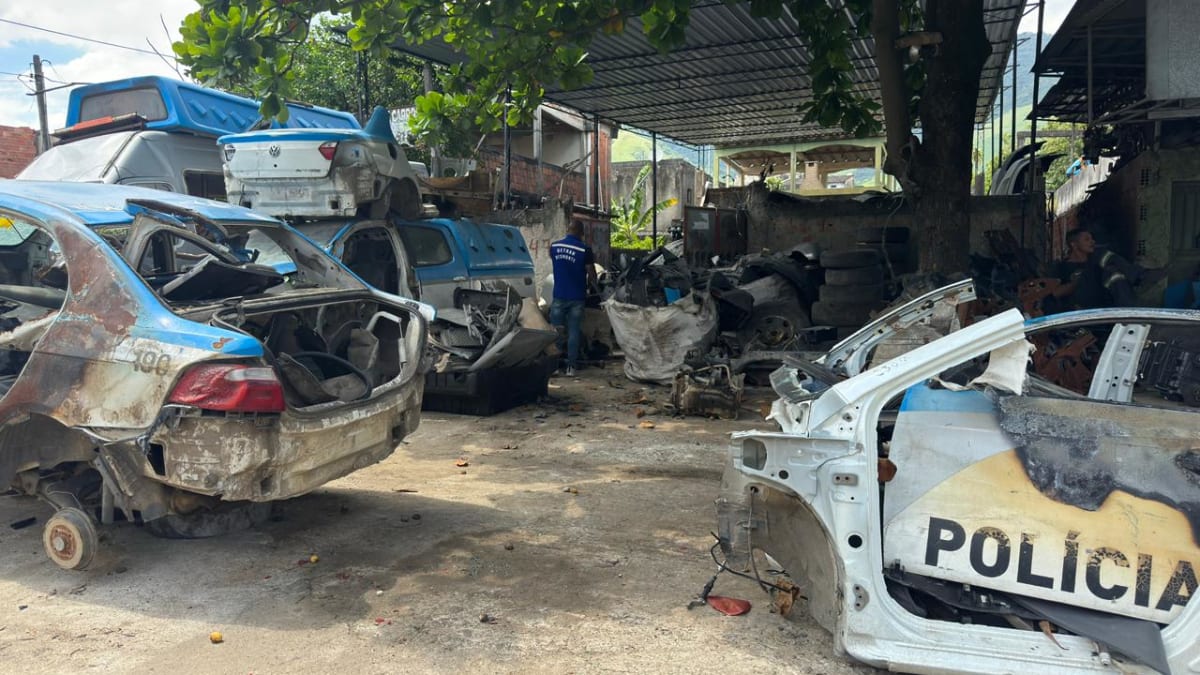 Dois ferros-velhos irregulares são interditados em Nova Iguaçu durante operação de fiscalização