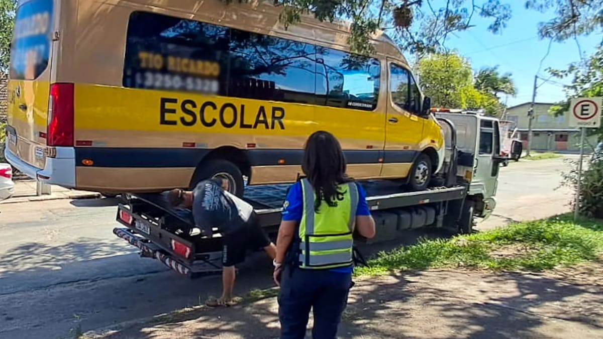 Van de transporte escolar é recolhida em Porto Alegre por falta de autorização