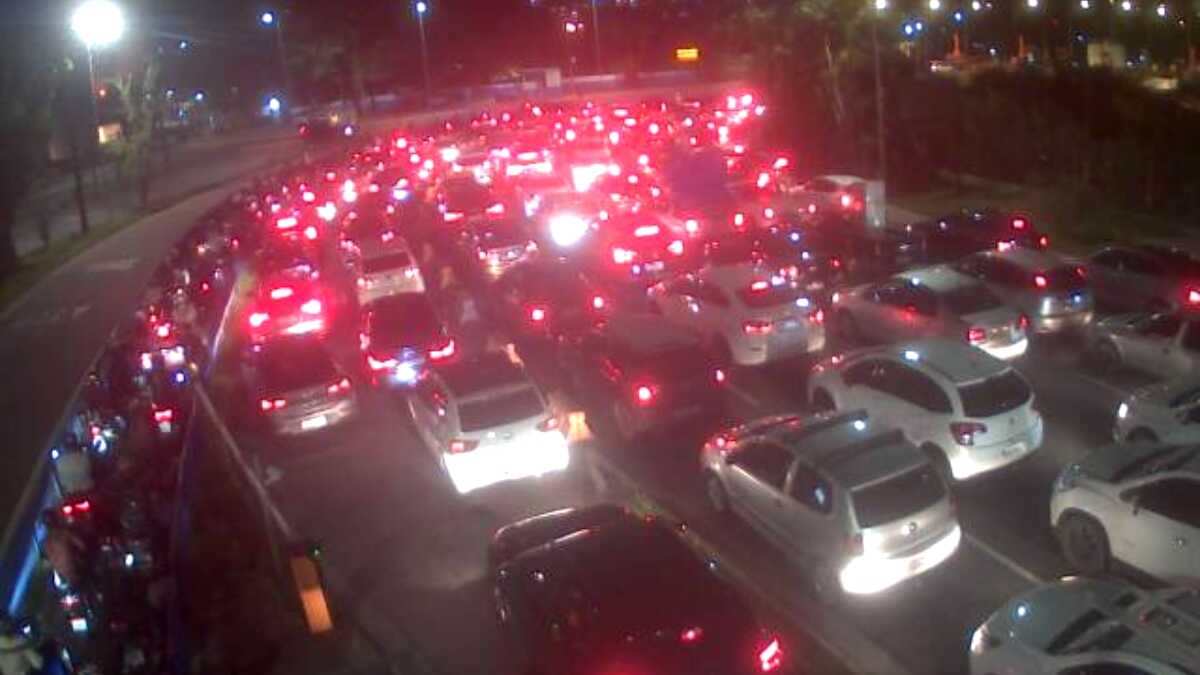 Travessia de balsas entre Santos e Guarujá enfrenta lentidão com espera de até 65 minutos