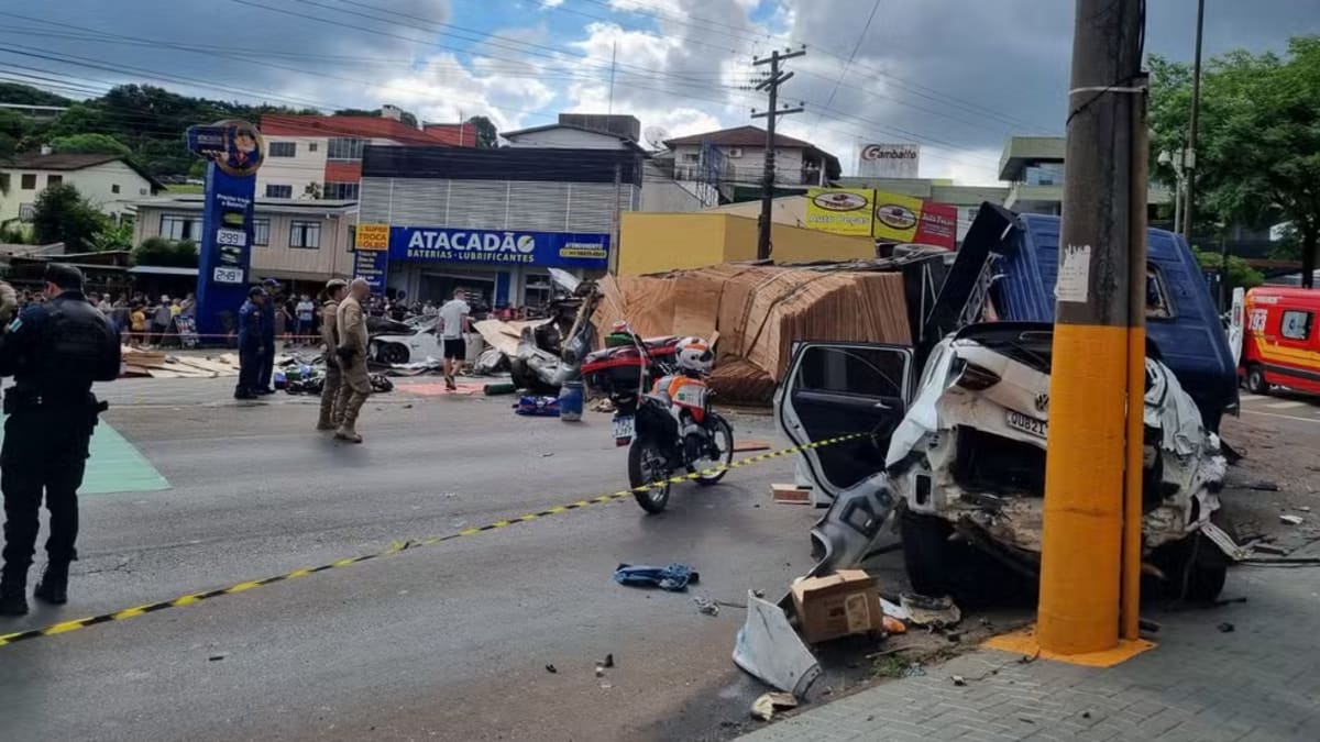 Motorista de carreta vira réu por 20 tentativas de homicídio após acidente em Chapecó