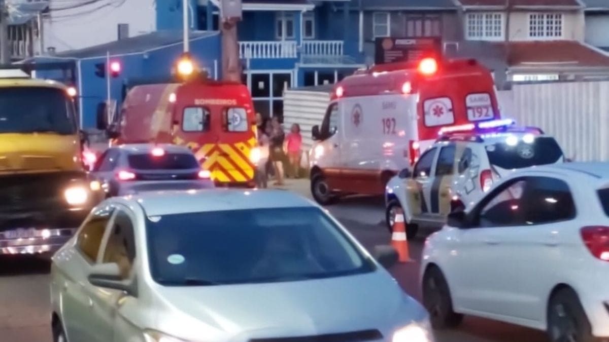 Jovem de 21 anos fica gravemente ferido após colisão entre carro e moto em São José dos Pinhais