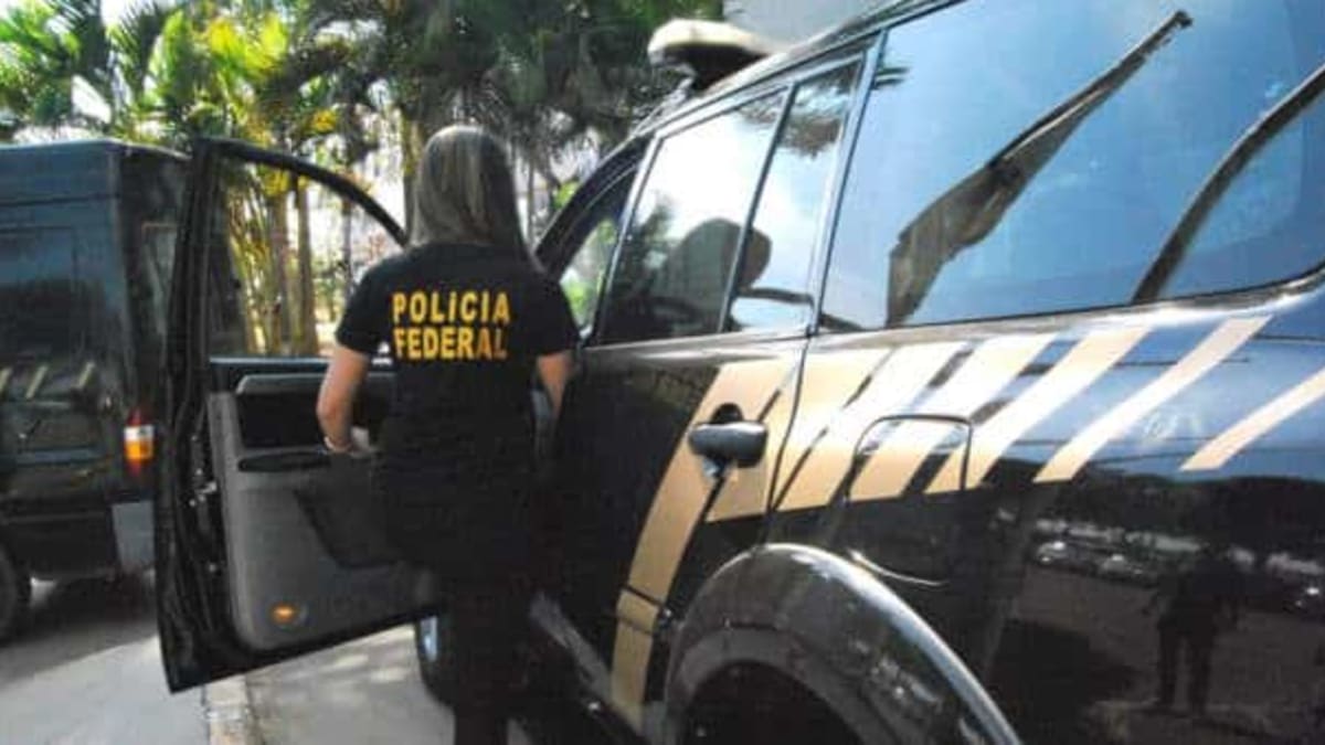 Polícia Federal prende jovem por divulgar conteúdos nazistas e racistas nas redes sociais