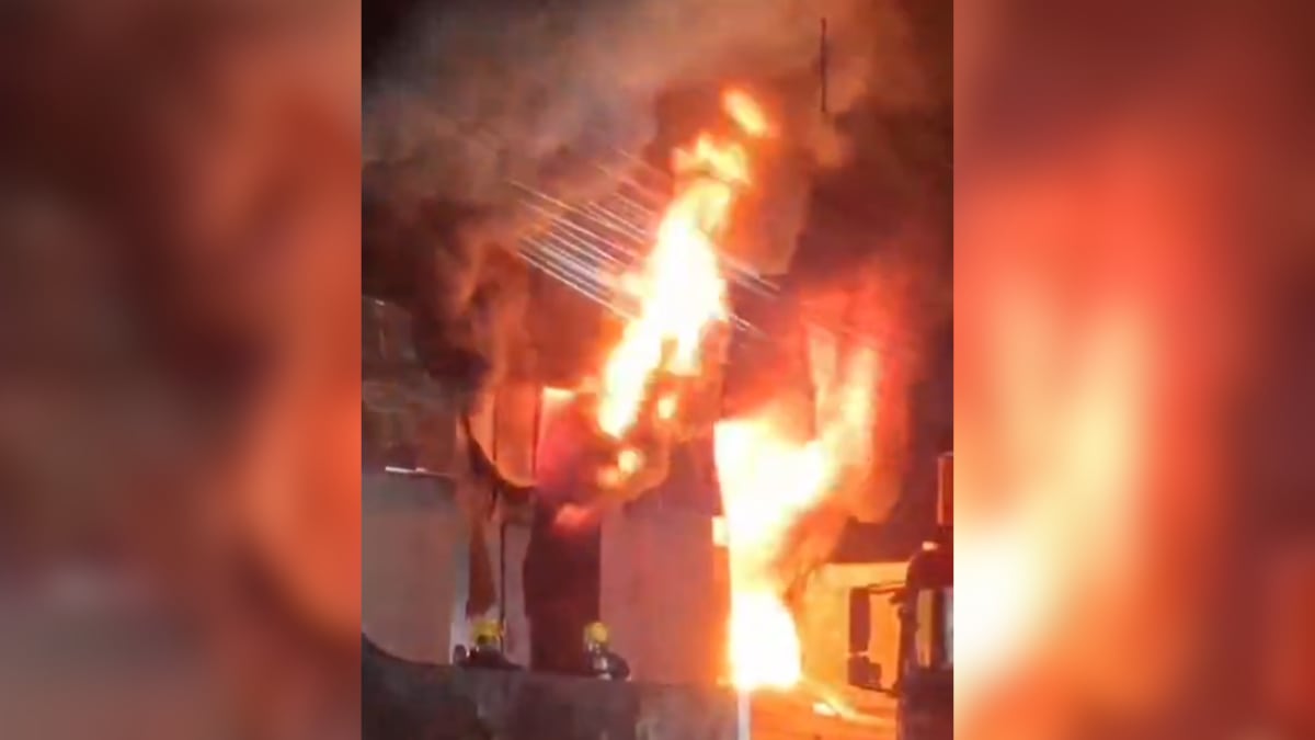 Incêndio destrói depósito em Blumenau durante a madrugada