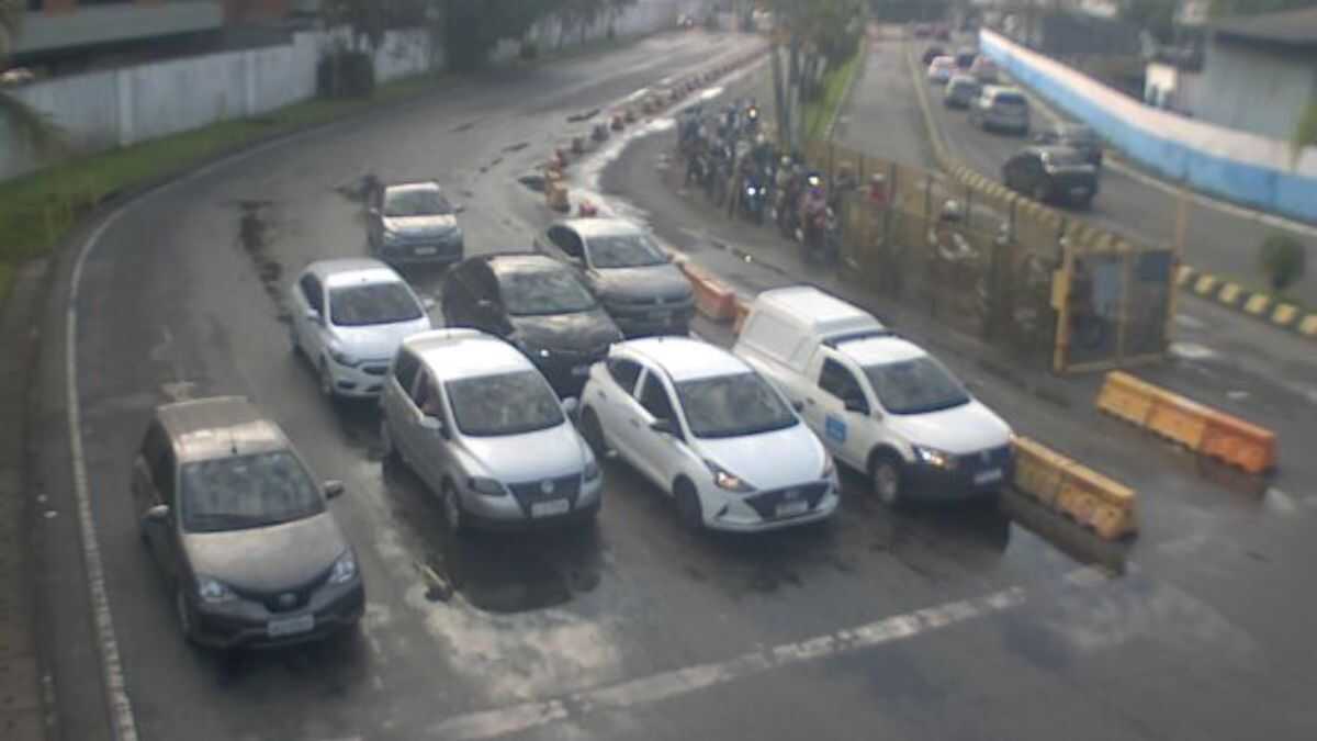 Travessias de balsas no litoral de São Paulo registram filas de até 40 minutos na manhã desta sexta-feira