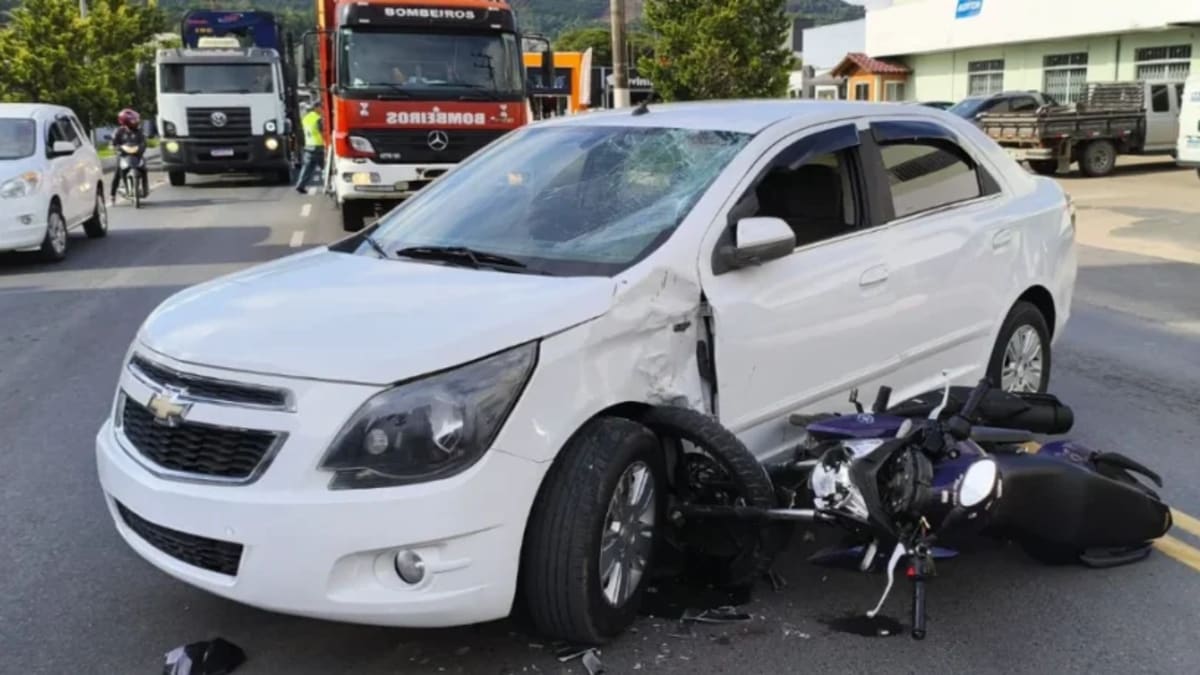 Acidente entre carro e moto deixa dois feridos em Rio do Sul