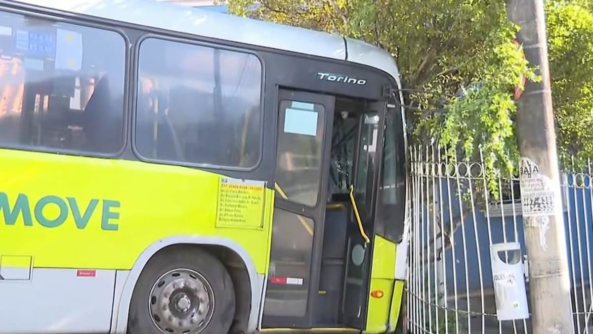 Ônibus perde freios e colide contra muro de casa no bairro Floresta, em Belo Horizonte