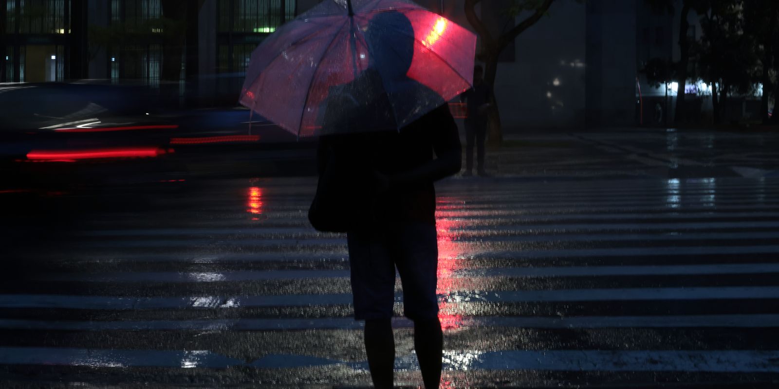 Chuvas fortes causam alagamentos e falta de luz em São Paulo