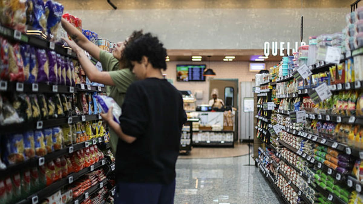 Fim da escala 6x1 pode elevar custos e pressionar preços nos supermercados, apontam entidades