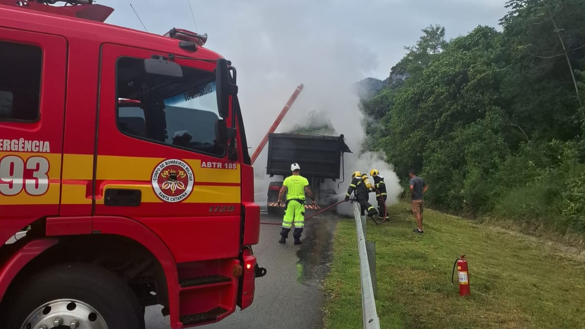 Carroceria de caminhão pega fogo no Contorno Viário da BR-101 em São Pedro de Alcântara