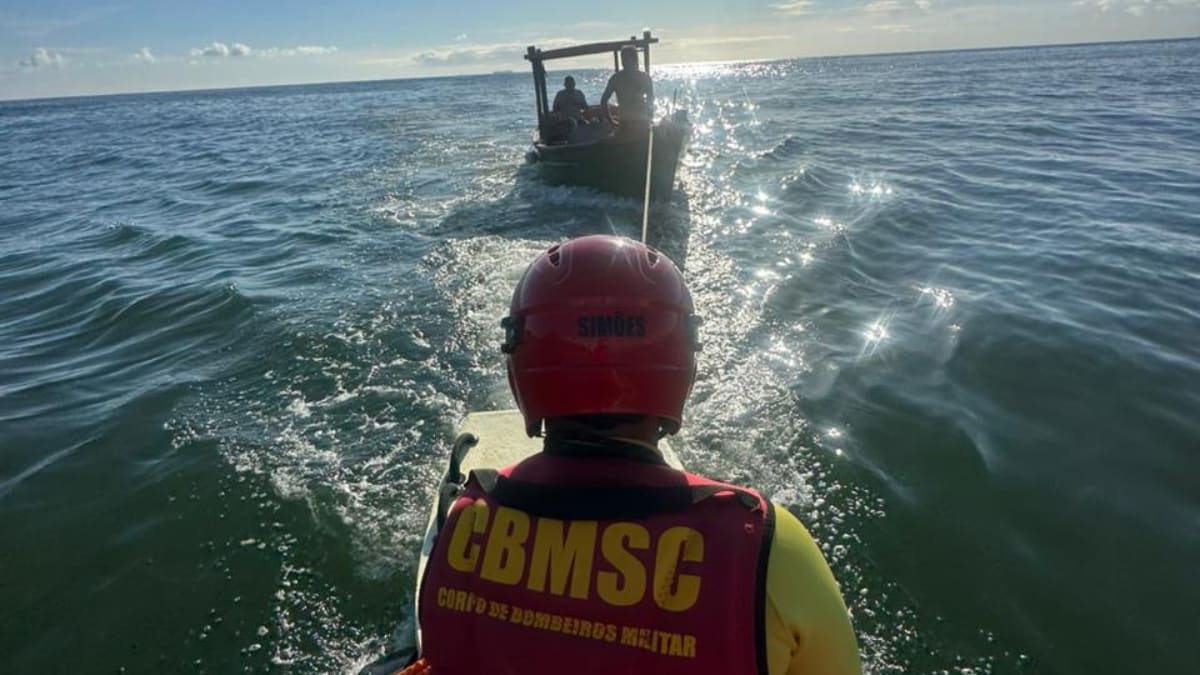 Dois pescadores são resgatados após barco ficar à deriva em Balneário Camboriú