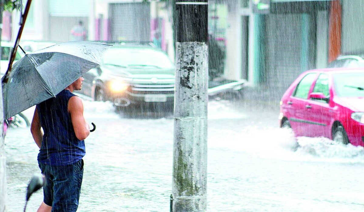 Frente fria traz chuva forte, ventos e ressaca ao litoral de São Paulo neste domingo