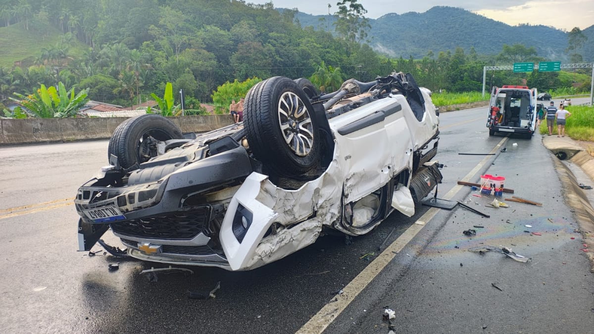 Colisão entre carro e caminhonete na SC-110 deixa feridos em Jaraguá do Sul