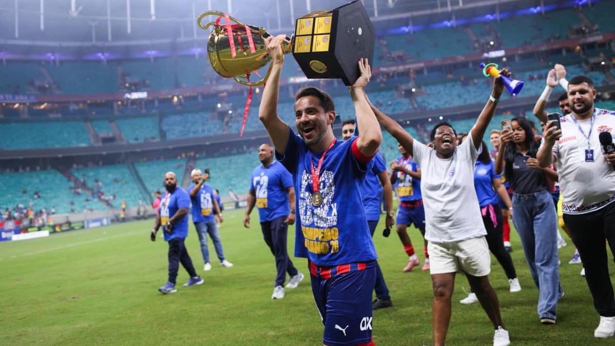 Everton Ribeiro celebra 52º título do Bahia no Campeonato Baiano e afasta aposentadoria