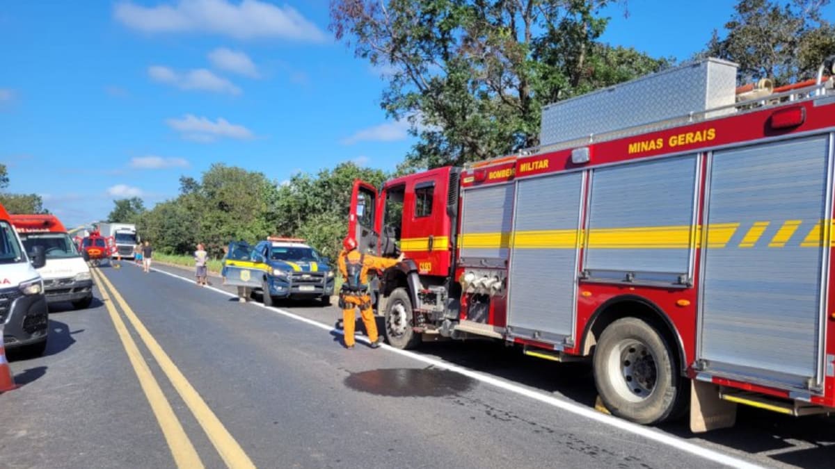 Ônibus tomba na BR-251 em Francisco Sá e deixa duas mortes
