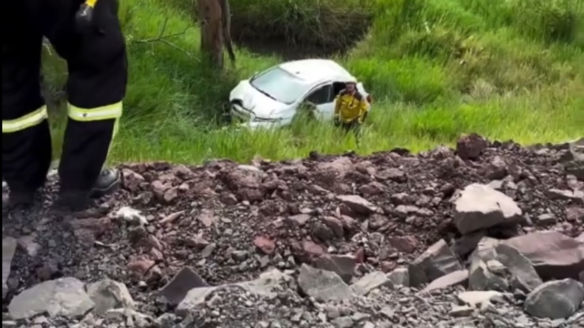 Veículo despenca em ribanceira após sair da pista na SC-283