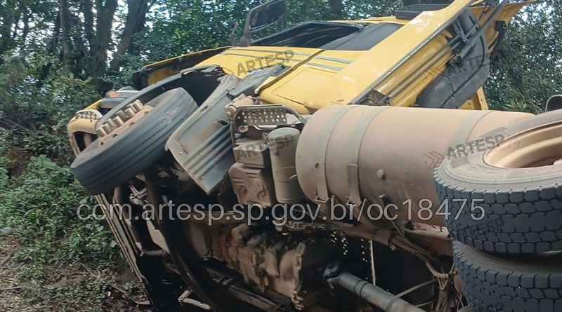 Tombamento de carreta interdita Rodovia Anchieta e provoca congestionamento em Cubatão