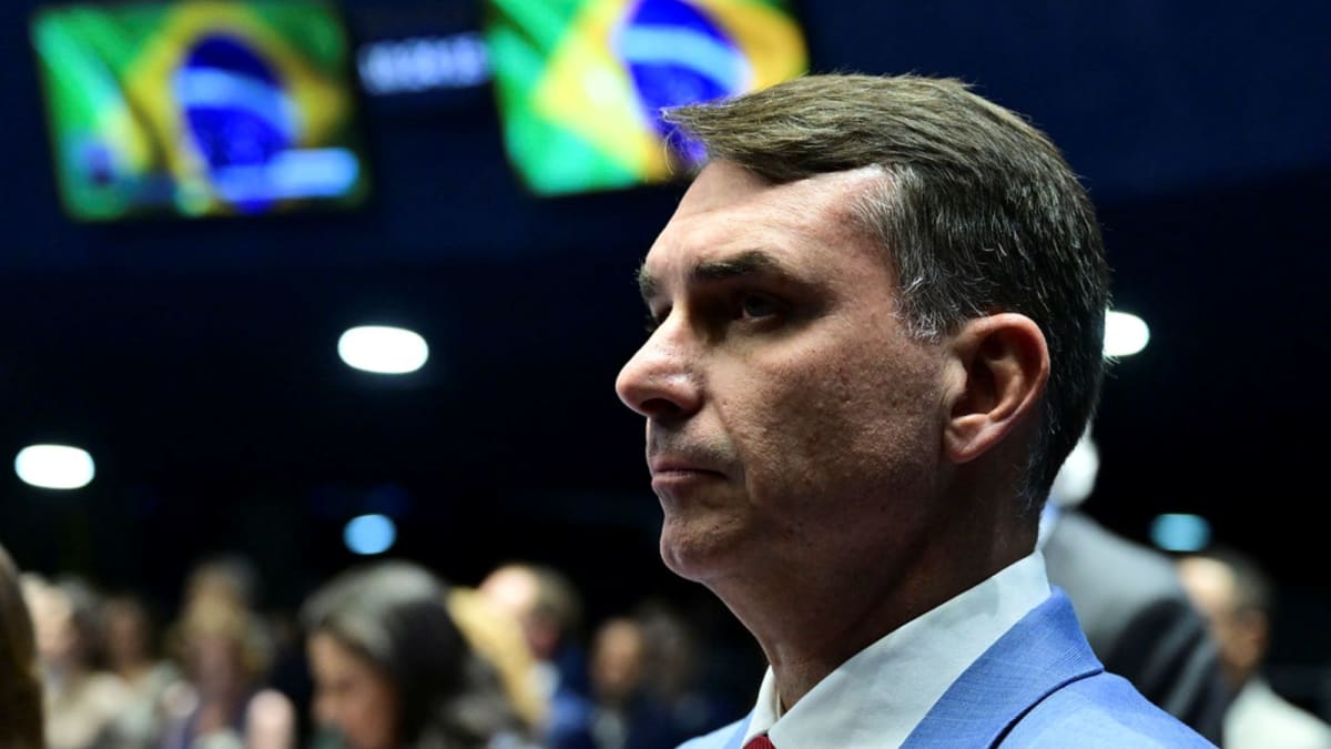 Flávio Bolsonaro pede renúncia de Alexandre de Moraes após vazamento de mensagens