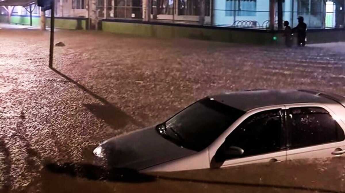 Defesa Civil emite alerta de temporal para Ilhabela com chuvas fortes até terça-feira