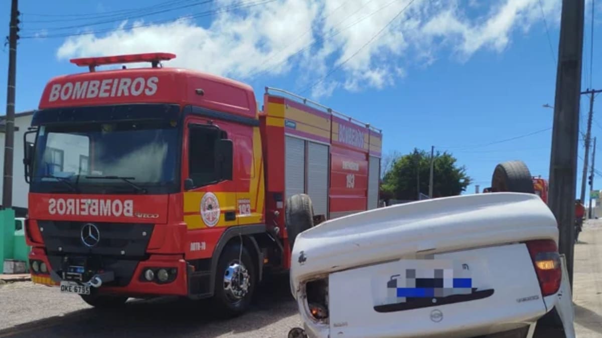 Mulher fica ferida após capotar veículo em São Joaquim