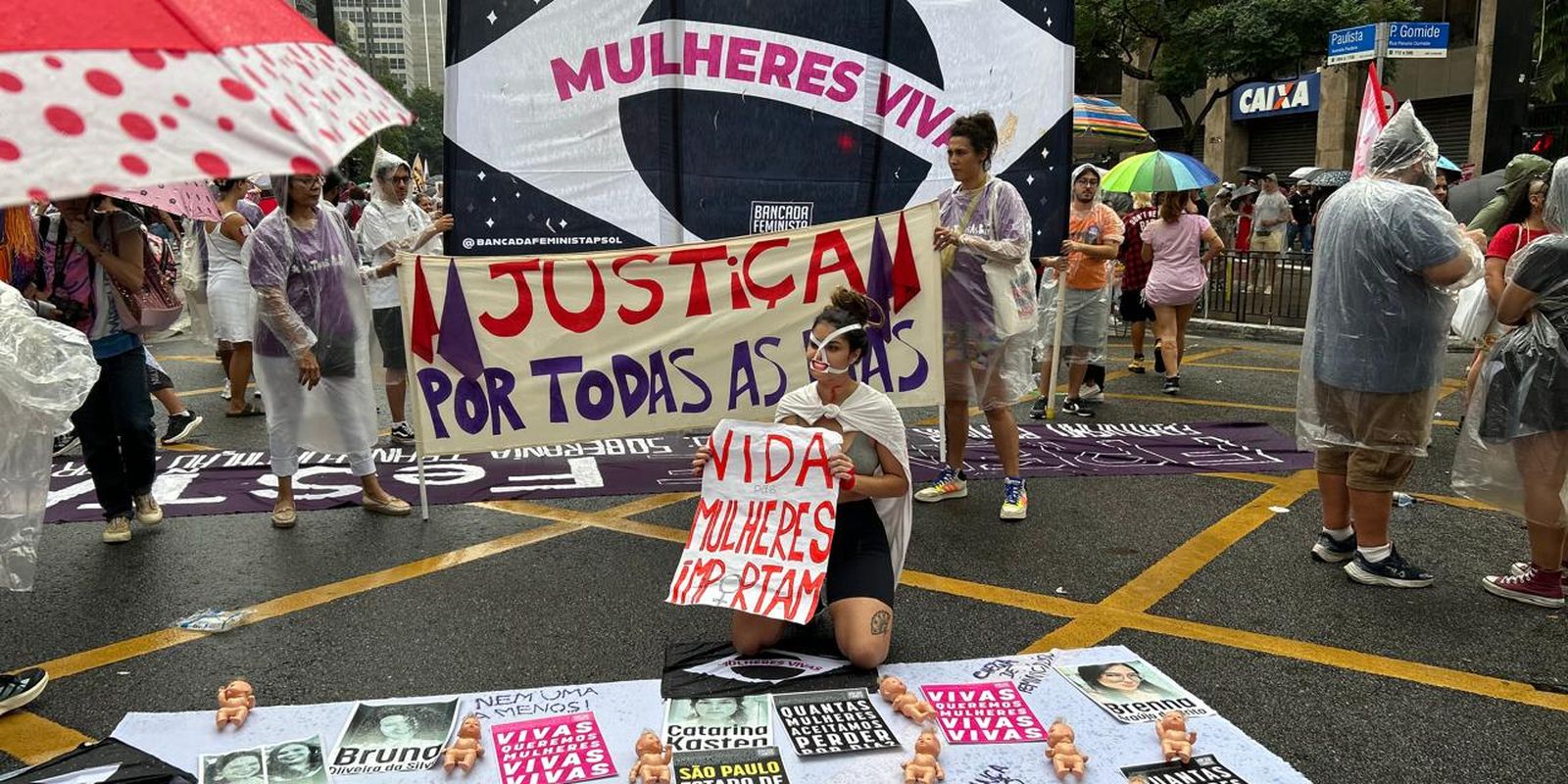 Milhares de mulheres protestam na Avenida Paulista pelo Dia Internacional da Mulher