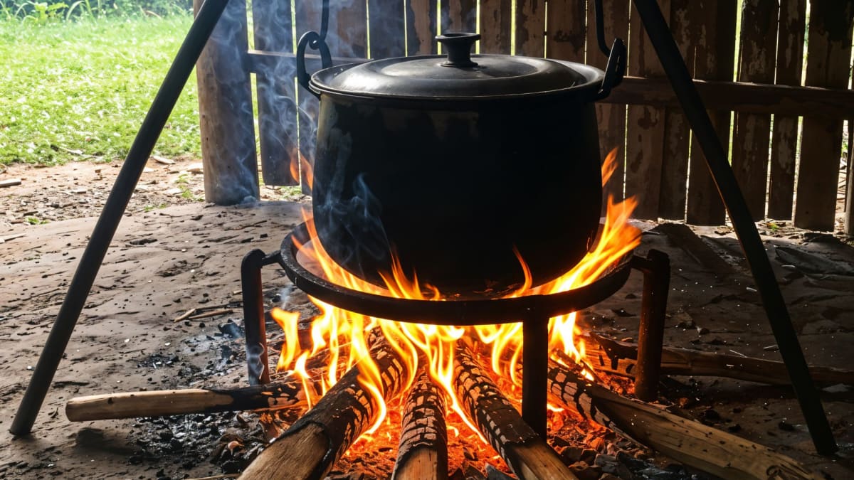 Uso do fogão a lenha pode gerar multa de até R$ 10 mil por poluição e incômodo