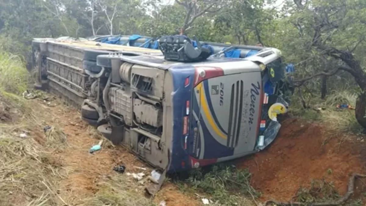 Acidente com ônibus na BR-251 deixa dois mortos e 11 feridos em Minas Gerais