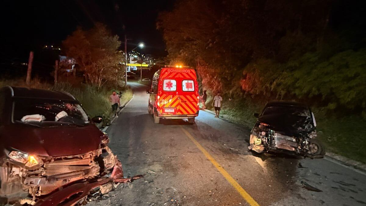 Acidente entre dois carros e moto deixa seis feridos em São José