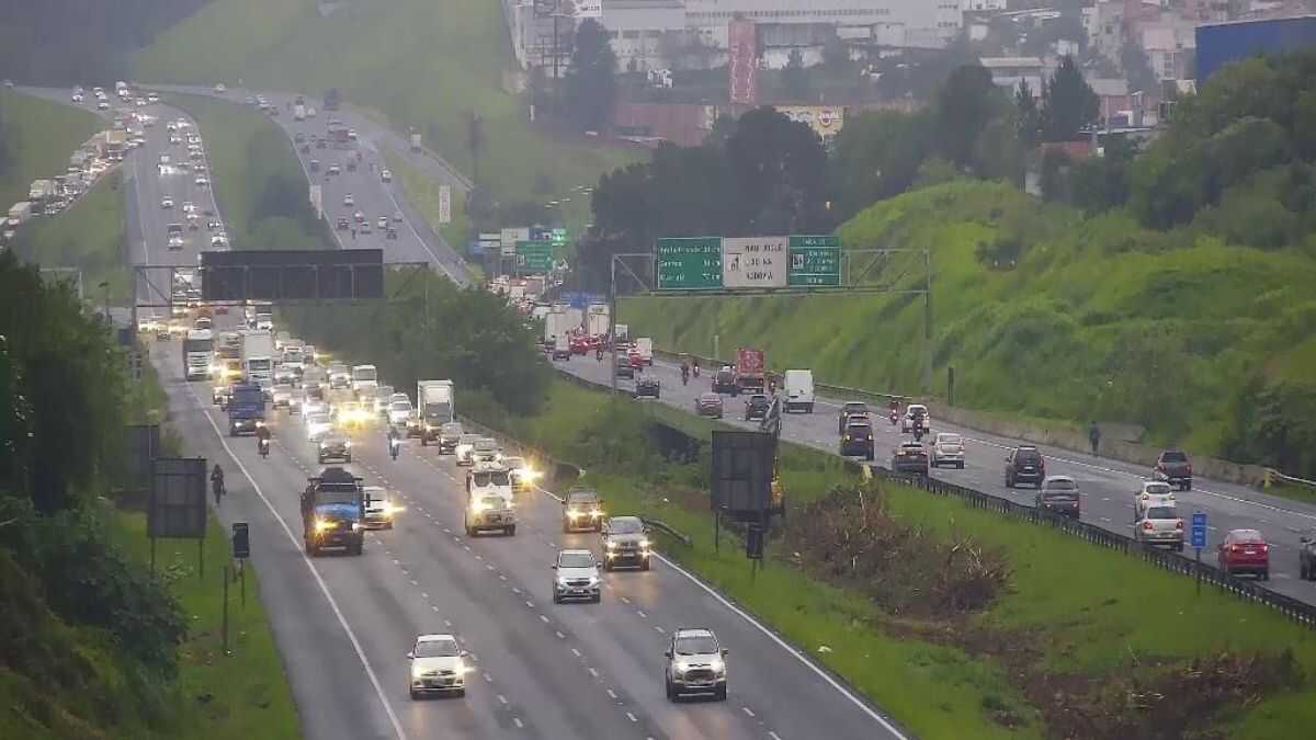 Congestionamento na subida para São Paulo nas rodovias Anchieta e Imigrantes nesta segunda-feira